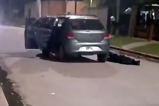 Dos ladrones se hicieron pasar por pasajeros, quisieron asaltarlo y los mató