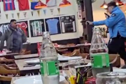 Un policía mató a un hombre que lo amenazó con un cuchillo en un bar de Callao y Rivadavia