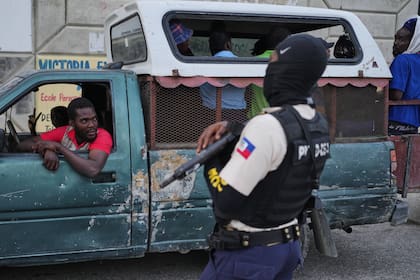 Un policía monta guardia en Puerto Príncipe, Haití, el martes 3 de marzo de 2026. (AP Foto/Odelyn Joseph)