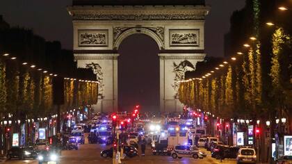 Un policía muerto y otro herido en un tiroteo en Champs Elysées