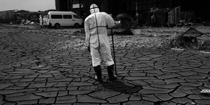 Un policía patrulla la zona de evacuación próxima a la central nuclear