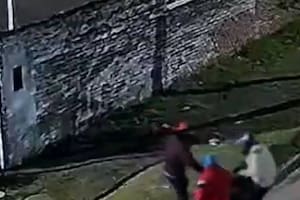 Es policía, trabaja como conductor de una aplicación y les disparó a dos ladrones que intentaron robarle