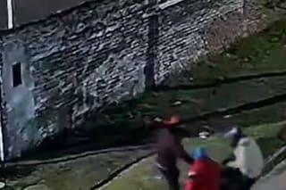 Es policía, trabaja como conductor de una aplicación y les disparó a dos ladrones que intentaron robarle