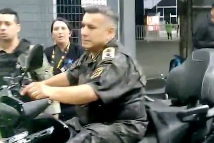 Un policía quiso entrar por la fuerza arriba de un cuatriciclo al recital de Los Piojos