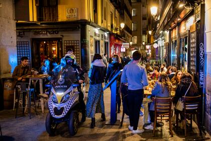 Un policía recorre los bares en la noche madrileña