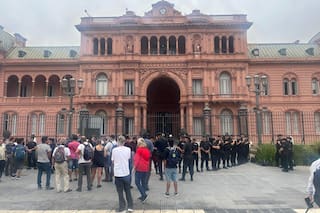 Un suboficial de la Policía Federal se encadenó en la Casa Rosada para exigir una mejora salarial y denunciar corrupción
