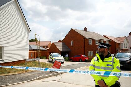 Un policía vigila el barrio donde dos personas fueron envenenadas en Amesbury, a 120 kilómetros de Londres
