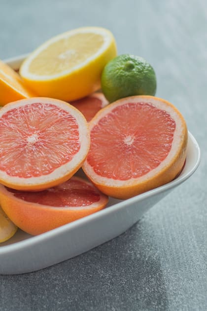Un pomelo mediano (aproximadamente 200 gramos) proporciona más del 100% de la ingesta diaria recomendada de vitamina C para adultos