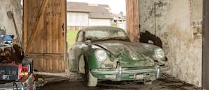 Encuentran un histórico auto abandonado hace 45 años con una historia de película