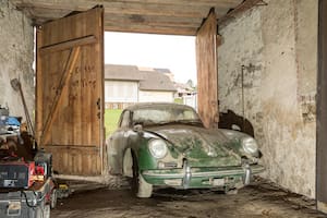 Encuentran un histórico auto abandonado hace 45 años con una historia de película