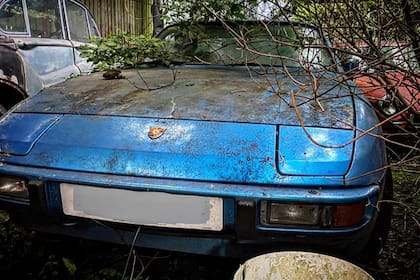 Un Porsche entre los autos abandonados