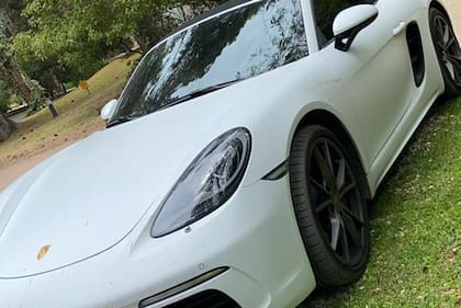 Un Porsche estacionado en una propiedad de Cariló donde Pérez Algaba filmó un video