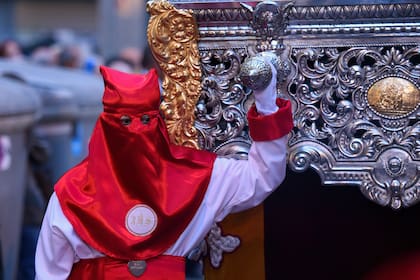 Un portador visto durante la procesión del Domingo de Pascua en Hospitalet de Llobregat, Barcelona, España