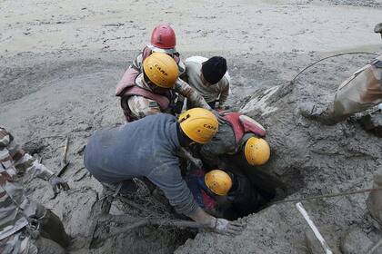 Un portavoz de la policía del Estado de Uttarakhand dijo que había 16 o 17 personas bloqueadas en un túnel