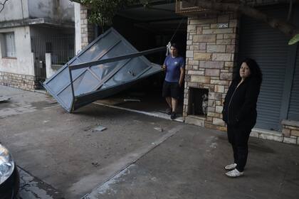 Un portón completamente destrozado por la fuerza del agua