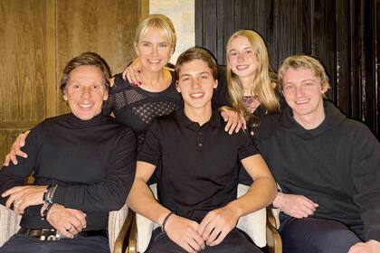 Un
posado familiar con el
homenajeado en el centro
y dos de sus hermanos,
Taína y Balthazar, que
vive en España.