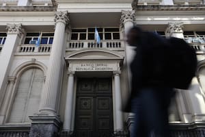 Un viejo tuit de un ministro reavivó el debate sobre la compra de reservas