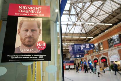 Un póster anuncia la apertura a la medianoche de una tienda para vender el nuevo libro del príncipe Enrique, titulado "Spare", en Londres, el lunes 9 de enero de 2023. (AP Foto/Kirsty Wigglesworth)