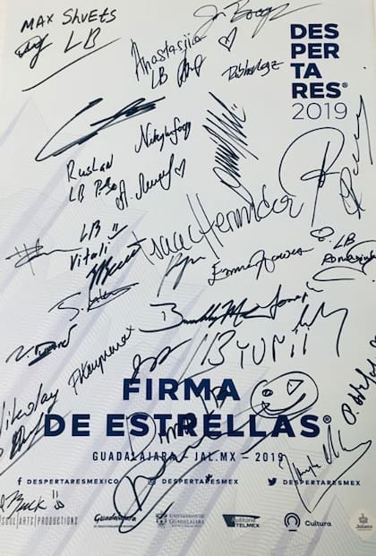 Un póster con firmas de estrellas, como Natalia Osipova, Francesca Hayward, Joaquín de Luz y Anastasia Limenko, y otros bailarines de Inglaterra, Canadá, Estados Unidos, Viena y más
