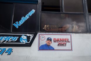 Un póster con la imagen de Daniel Ortega en el costado de un colectivo promueve su candidatura para la reelección