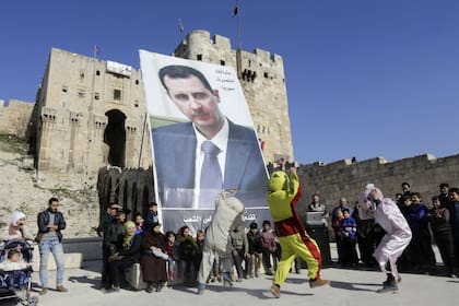 Un poster gigante del dictador sirio Bashar al-Assad en Aleppo