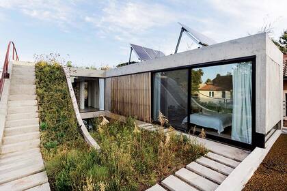 Paneles solares en el techo de la casa MeMo, proyectada por los arquitectos Matías Mosquera y Gonzalo Bardach.