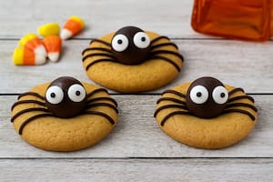 Un postre que combina una base de trufa con decoraciones creativas es ideal para la mesa de Halloween