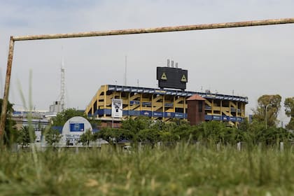 Un potrero, con la Bombonera de fondo