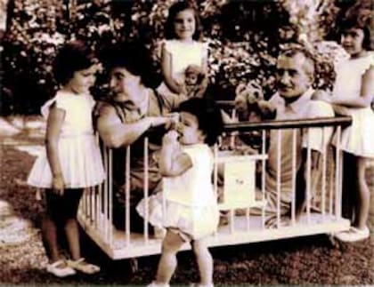 Un precursor: Oesterheld en el corralito, rodeado por su familia