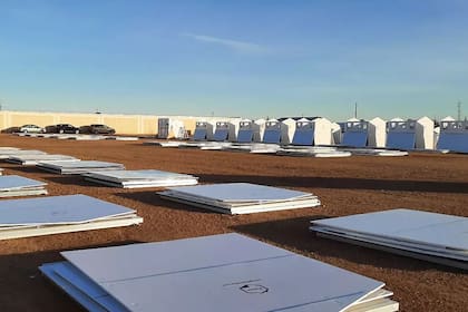 Un predio con casas terminadas y otras ubicadas para ser levantadas