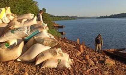 Bolsas de soja incautadas antes de su cruce a Paraguay