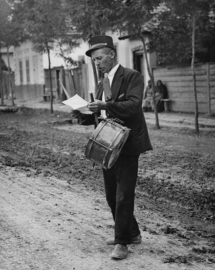 Un pregonero con un tambor anuncia las noticias en Nagyrev en 1929.