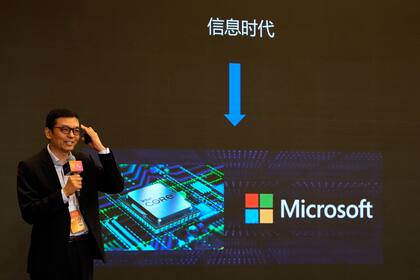 Un presentador habla sobre Microsoft en la Era de la Información, durante la Conferencia Mundial de Inteligencia Artificial, en Shanghai, China, el 6 de julio de 2023. (AP Foto/Ng Han Guan)