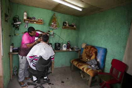 Un preso administra una peluquería.