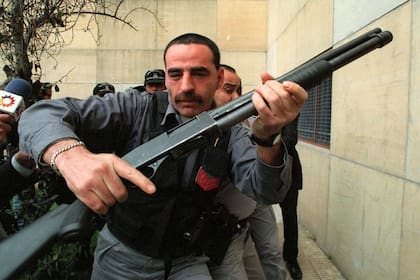 Un preso es trasladado a la cárcel de Devoto, en septiembre de 1997