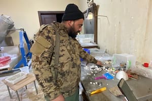 Un primer plano de las pequeñas bolitas blancas que Bilal rompió con un martillo, mostrando las píldoras en su interior.