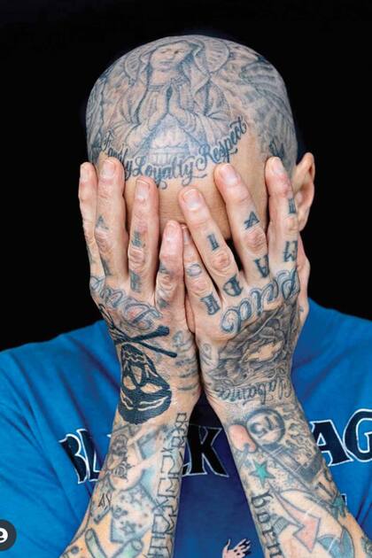 Un primer plano de los tatuajes que tiene en la cabeza el baterista de Blink-182.
  