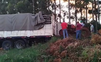 Un productor carga el tractor en un camión. La concentración en San José, cerca de Posadas, lleva la protesta yerbatera de las localidades del centro y norte de la provincia al sur, como en el histórico tractorazo de 2001