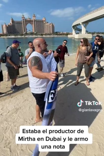Un productor de Mirtha Legrand encontró la bandera en Dubai y realizó un video con su autor, Matías Belardnielli