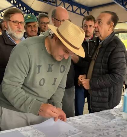 Un productor firma la petición: piden prórrogas o derogación de la prohibición al glifosato