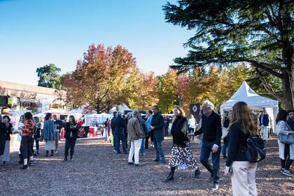 Un programa ideal para pasar el día. Además de recorrer los espacios, el patio invita a sentarse al sol o a la sombra, comer algo, llevarse un objeto de diseño o participar de las charlas de Living Academy.