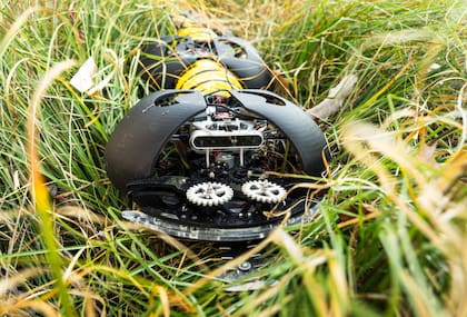 Un prototipo del robots ciempiés desmalezador para sacar yuyos de los cultivos creado por Ground Control Robotics