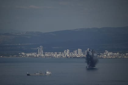 Un proyectil explota en el agua mientras Israel activar la alerta en todo el país tras sus ataques a Irán, en la bahía de Haifa