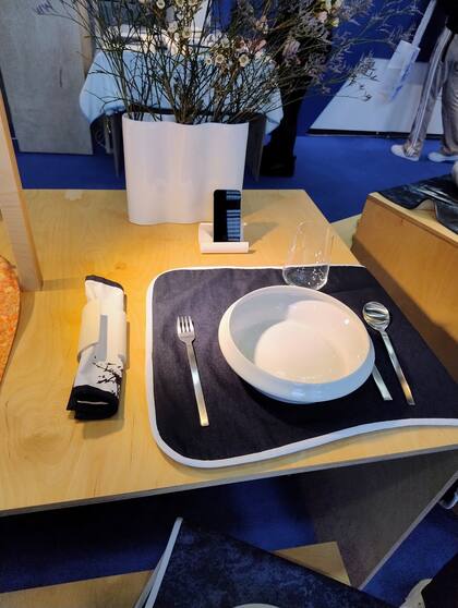 Un proyecto universitario que llegó a Talents: el trabajo conjunto de un diseñador textil con un diseñador de vajilla, que dio como resultado soluciones para comensales no videntes y para personas que comen solas en un restaurante.