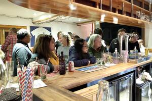 Un pub de Malvinas durante la noche del 2 de abril de 2022