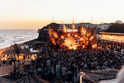 Un público joven y una propuesta al aire libre, con el atardecer como telón de fondo.