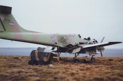 Un Pucará de la Fuerza Aérea Argentina, destruido tras el combate del 15 de mayo