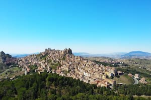 Un pueblo italiano busca revitalizar su centro histórico ofreciendo viviendas prácticamente gratuitas y beneficios especiales a quienes puedan mudarse