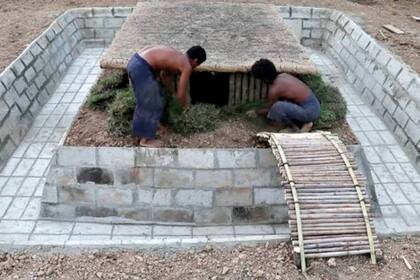 Un puente atraviesa el agua y une la casa con la entrada de baldosas