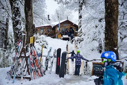 Un puente colgante da acceso a La Casita del Bosque, en Chapelco, cuya especialidad son los platos regionales